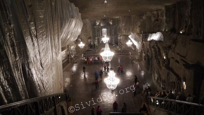 Một trong những phòng lớn nhất ở mỏ muối và các chùm đèn đều được làm bằng…muối :P 